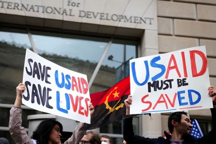 Entenda porquê Donald Trump suspendeu a ajuda humanitária