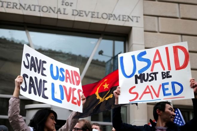 Entenda porquê Donald Trump suspendeu a ajuda humanitária