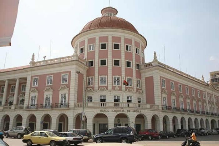 Novo quadro operacional do BNA 'aperta' o cerco aos bancos comerciais