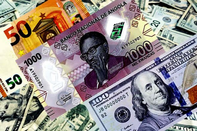 Câmbio 'estacionado' nos 912 kwanzas por dólar há um mês