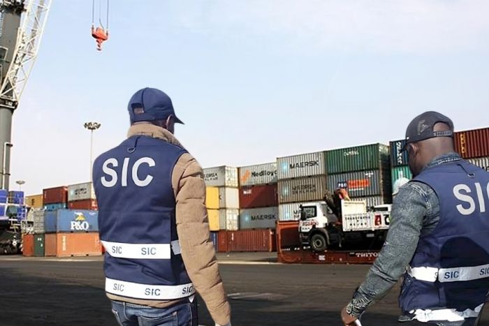 SIC trava no Porto de Luanda exportação de 100 contentores carregados de quartzo para China