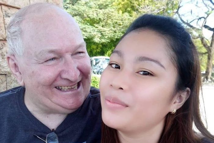 Jovem de 23 anos sobre casamento a distância com homem de 71: "Somos felizes"