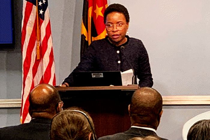 Ministra das Finanças afirma que não haverá atraso salarial apesar da baixa do preço do petróleo