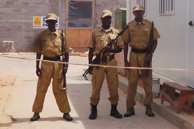 Angola recolheu mais de 30 mil armas de guerra de empresas de segurança privada