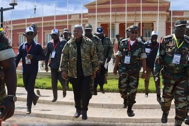 A ditadura em Angola mantém-se firme