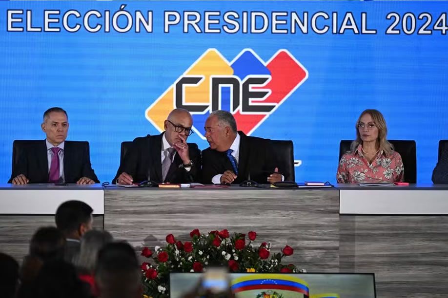 Membro do CNE da Venezuela denuncia 'falta de transparência e de veracidade' em eleições presidenciais