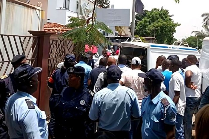 Criança de 8 anos morta por bala perdida em escola em Luanda