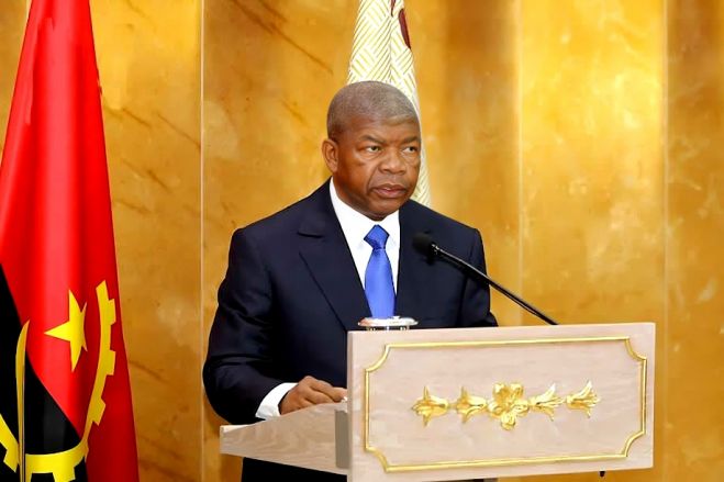 João Lourenço evoca “a longa noite colonial” e diz que a independência reacendeu a chama da esperança