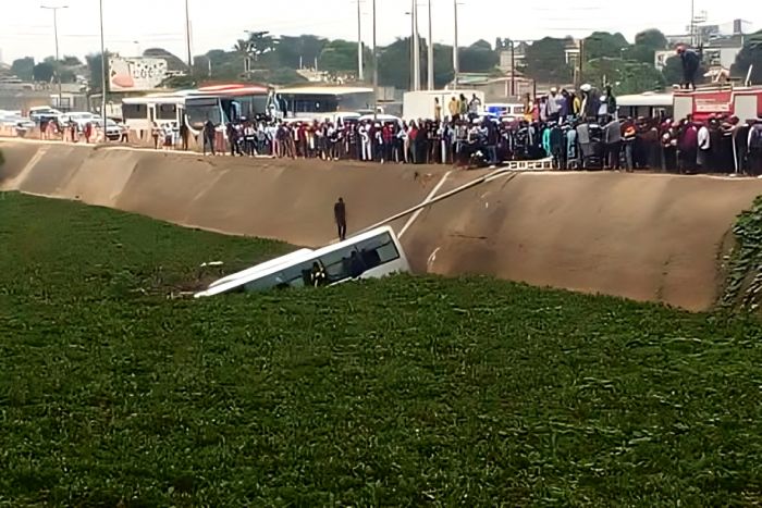 Autocarro cai na vala de drenagem em Viana e faz um morto