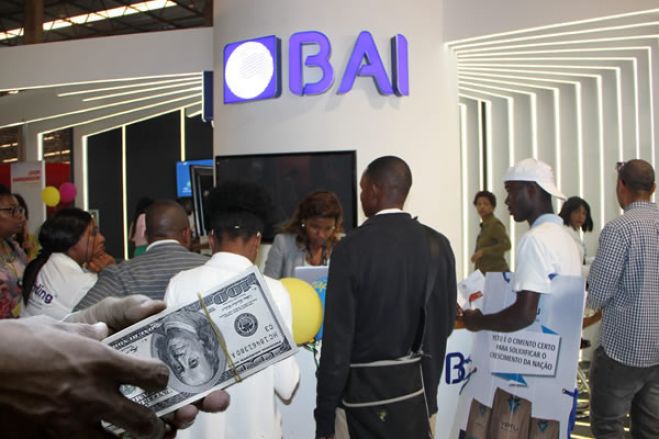 Frustração dos cidadãos: acesso aos dólares somente nos marcos da lei