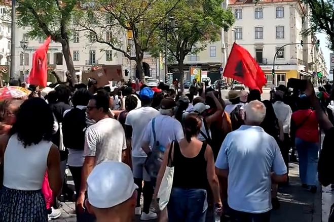 É falso que manifestantes angolanos ameaçaram Portugal junto à residência oficial do primeiro-ministro