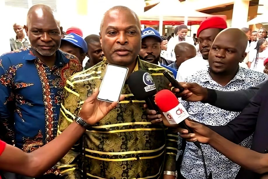 Os angolanos perderam confiança nos principais partidos, "que deixam promessas irrealizáveis" - Chivukuvuku