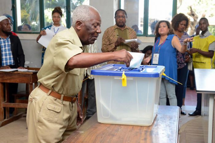 Moçambique abre votação para eleger presidente e Parlamento em clima de tensão