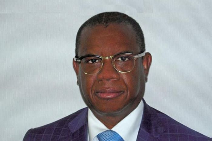 Carlos Feijó nega ter "comprado" doutoramento em troca de "diamantes" em Portugal