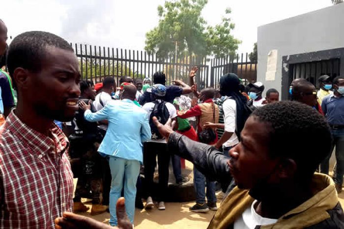 UNITA: Apoiantes de Adalberto da Costa Júnior concentram-se exaltados junto à entrada da reunião política