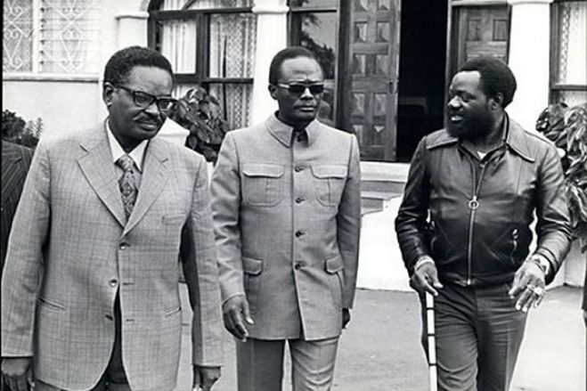 Lugares comuns da política angolana: O MPLA, os canibais da FNLA, e a UNITA.