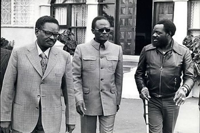 Lugares comuns da política angolana: O MPLA, os canibais da FNLA, e a UNITA.