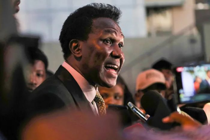 Mondlane considera rejeição de entrada em Angola "vergonha pública"