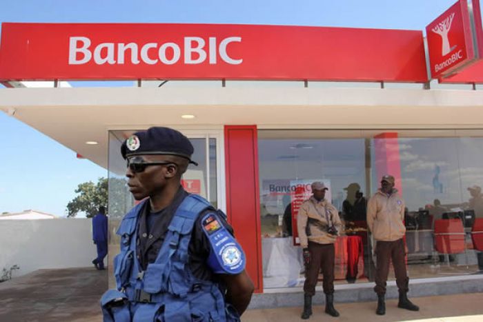 A partir de agora, levantar somas avultadas de dinheiro em bancos só com "consentimento" da Polícia