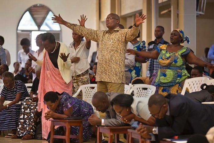 Governo angolano proíbe cultos em quintais e exige ao pastor licenciatura em Teologia