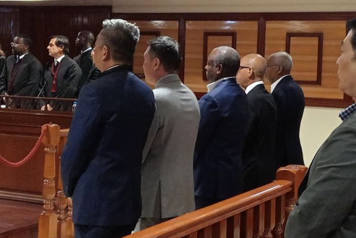 Julgamento de generais "Dino" e Kopelipa" suspenso à espera de intérprete chinês