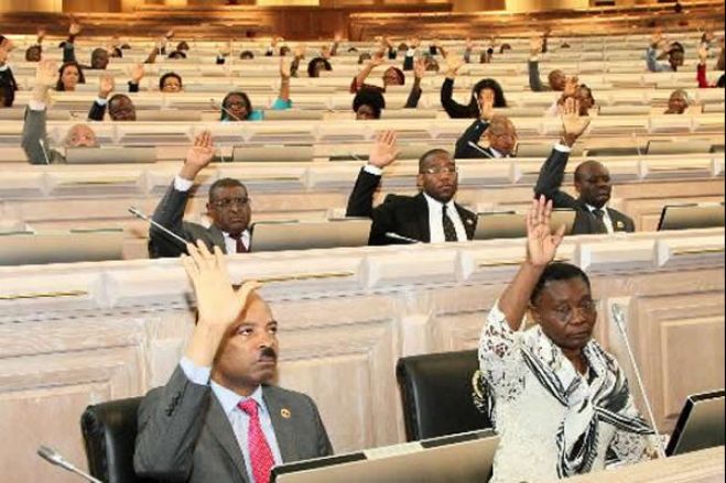 Parlamento autoriza João Lourenço a legislar sobre incentivos fiscais petrolíferos