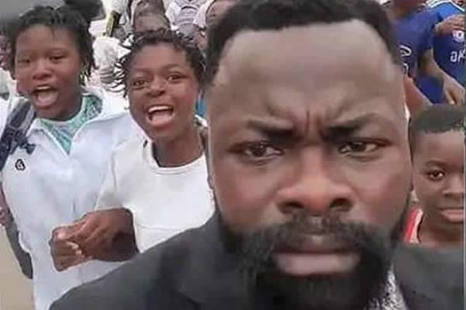 Dom Belmiro Chissengueti defende promoção do professor que liderou protestos contra falta de carteiras