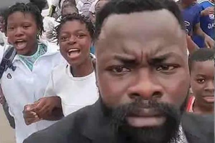 Dom Belmiro Chissengueti defende promoção do professor que liderou protestos contra falta de carteiras