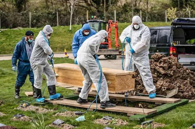 Morreram mais 708 no Reino Unido por covid-19 em um dia e total sobe para 4.313