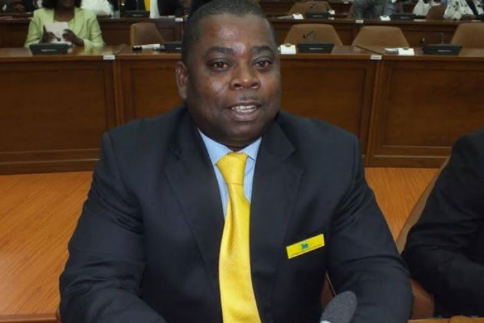 MPLA/Congresso: Balanço da carreira de Eduardo dos Santos "pende para o ruim" - CASA-CE