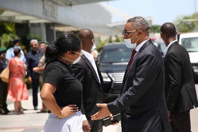 O ministro do Interior, Eugénio Laborinho, troca impressões com a filha Chelsea Laborinho