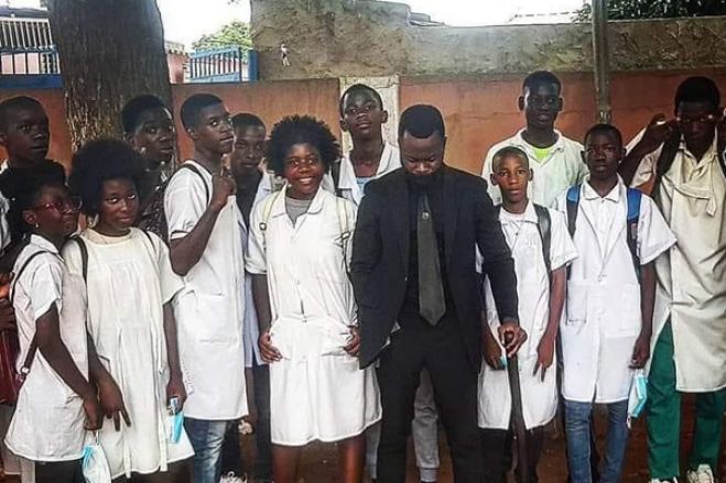 Professor que organizou marcha para mais carteiras escolares foi impedido de dar aulas