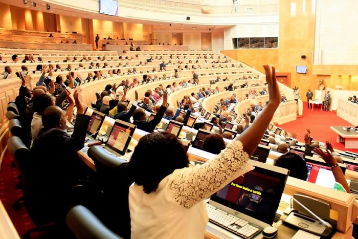 Parlamento angolano aprova aumento dos salários dos deputados