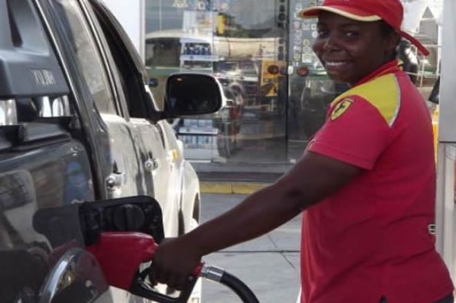 Ex-conselheiro de João Lourenço crítica "subida brusca" do combustível que tem "efeitos gravosos"