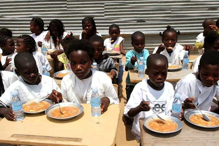 Angola reformula programa de merenda escolar para garantir refeição quente às crianças