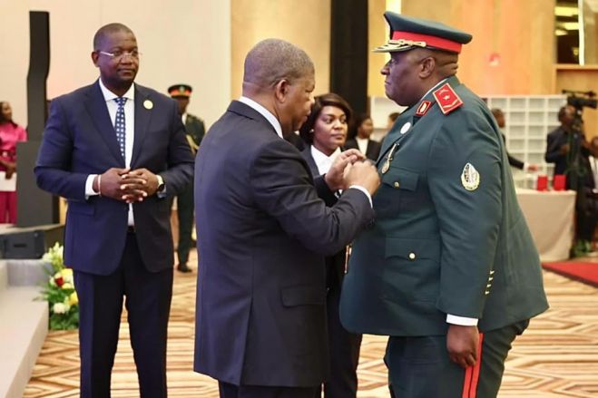 PR João Lourenço condecora 383 militares numa cerimónia pública no dia 7 de Outubro de 2025