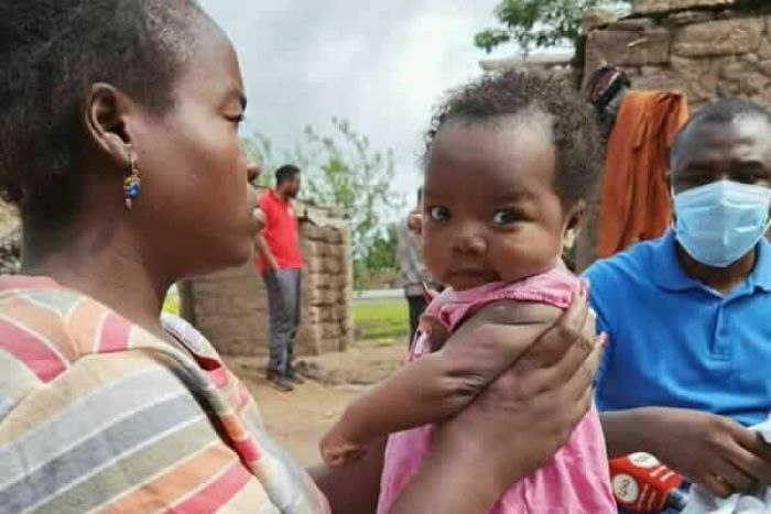 Bebê de um mês já pronuncia as primeiras palavras em português e kimbundo