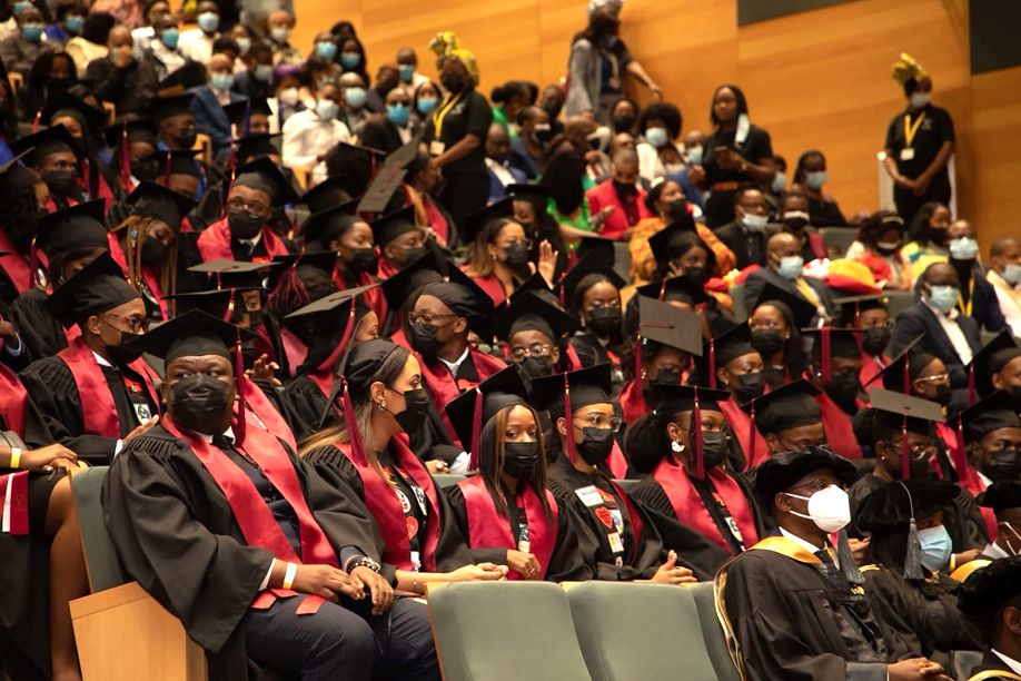 O mundo está fabricando diplomas e condenando jovens ao desemprego