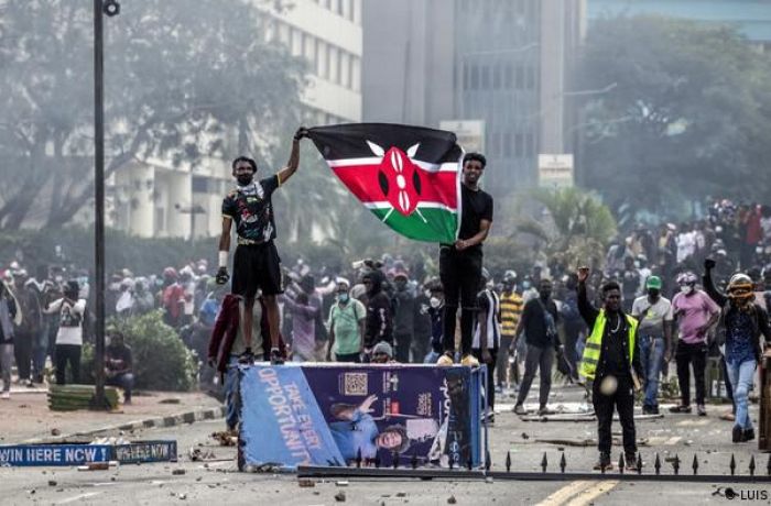 Protestos contra presidente do Quênia têm gás lacrimogêneo, pedras e chamas