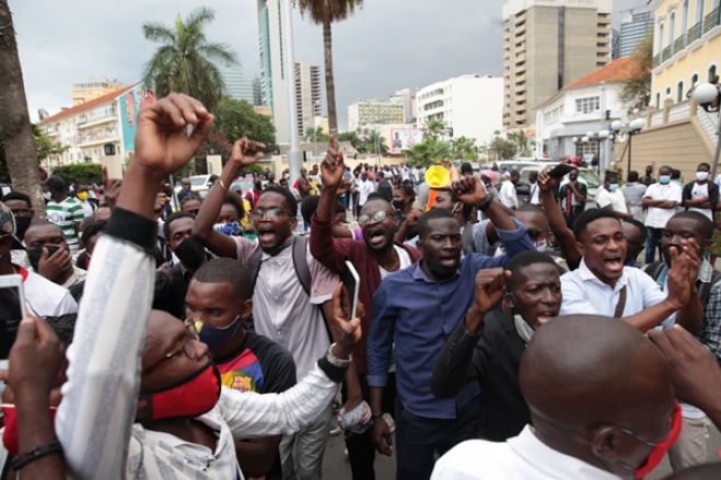 Manifestantes gritam "Liberdade, já!" em frente ao Tribunal Provincial de Luanda