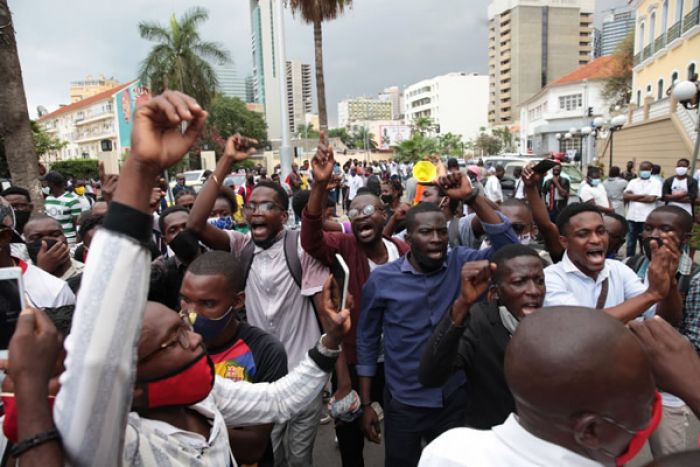 Manifestantes gritam "Liberdade, já!" em frente ao Tribunal Provincial de Luanda