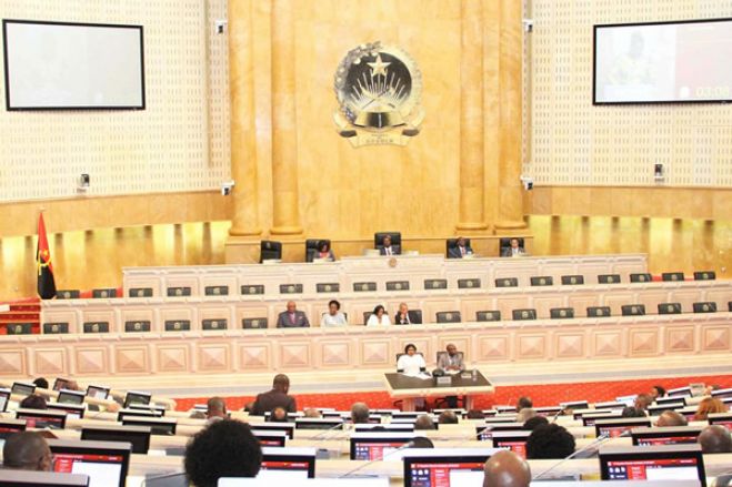 Parlamento 'força' contratação de 20.000 professores no Orçamento de 2018