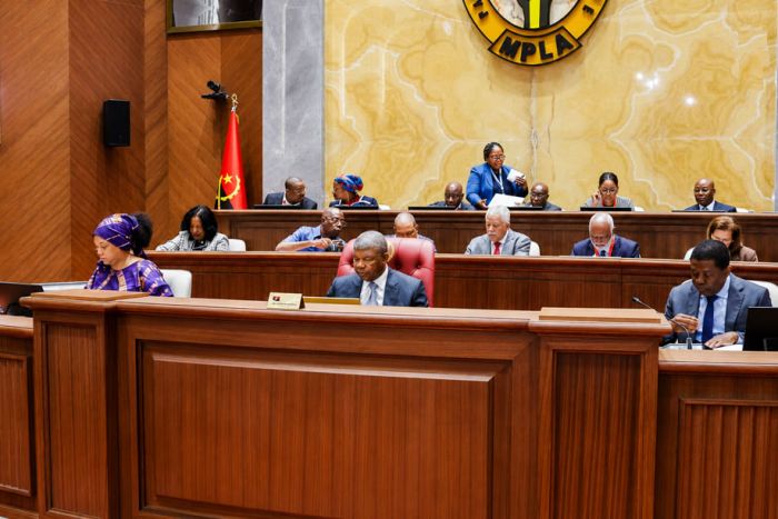 MPLA decide hoje o destino de Higino Carneiro na corrida à liderança do partido