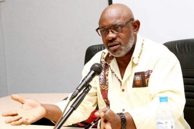 Bajulação e culto da personalidade vs competência e crítica construtiva