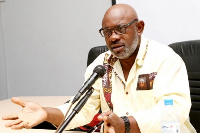 Bajulação e culto da personalidade vs competência e crítica construtiva