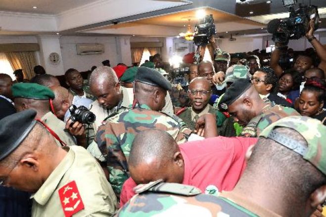 Luaty Beirão surpreendido ao ser cumprimentado por general "Zé Maria"