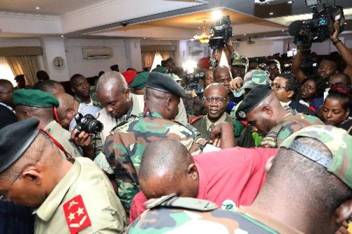 Luaty Beirão surpreendido ao ser cumprimentado por general "Zé Maria"