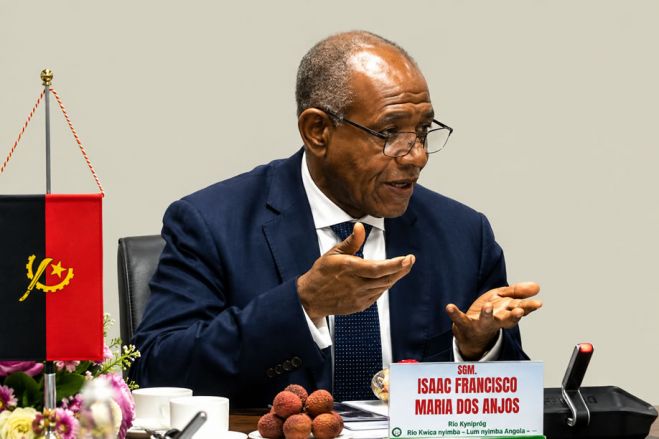 "Já não vou ajoelhar-me": Angola procurará outros parceiros, ministro desafia empresários brasileiros